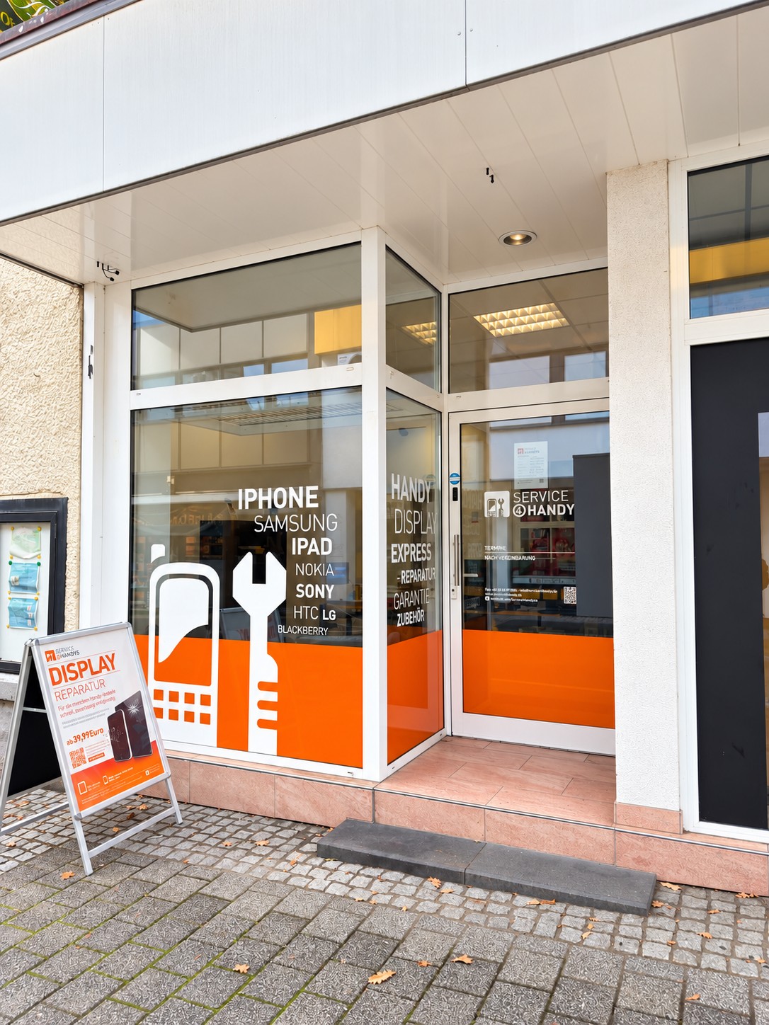 Eingang der Service4Handys-Zweigstelle in der Neustraße 26 in Westerburg
